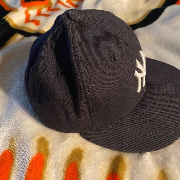 New York Yankees hat 7-1/8 - Picture 3 of 5